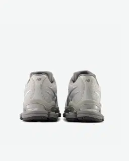 New Balance 2000 Unisex – 5/6