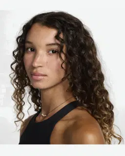 Sujetador Con Cuello Alto Sujeción Ligera Y Forro Ligero Nike One Twist Mujer – 3/4