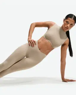 Sujetador de soporte normal y cuello alto Nikeskims Studio Stretch Mujer – 3/4