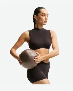 Sujetador de soporte normal y cuello alto Nikeskims Studio Stretch Mujer – 3/4