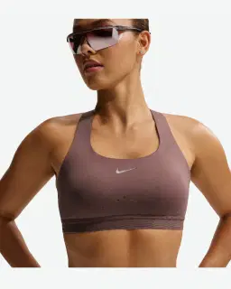 Sujetador de alto soporte con forro ligero Nike Swift Mujer – 3/4
