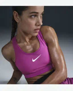 Sujetador ajustable acolchado de soporte superior Nike Swoosh Mujer – 3/4