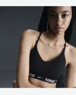 Sostén ajustable acolchado de sujeción ligera Nike Indy Mujer – 1/4