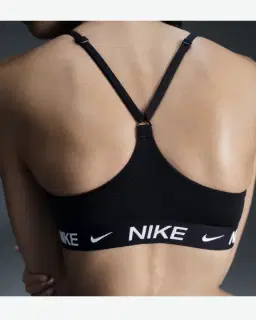 Sostén ajustable acolchado de sujeción ligera Nike Indy Mujer – 3/4