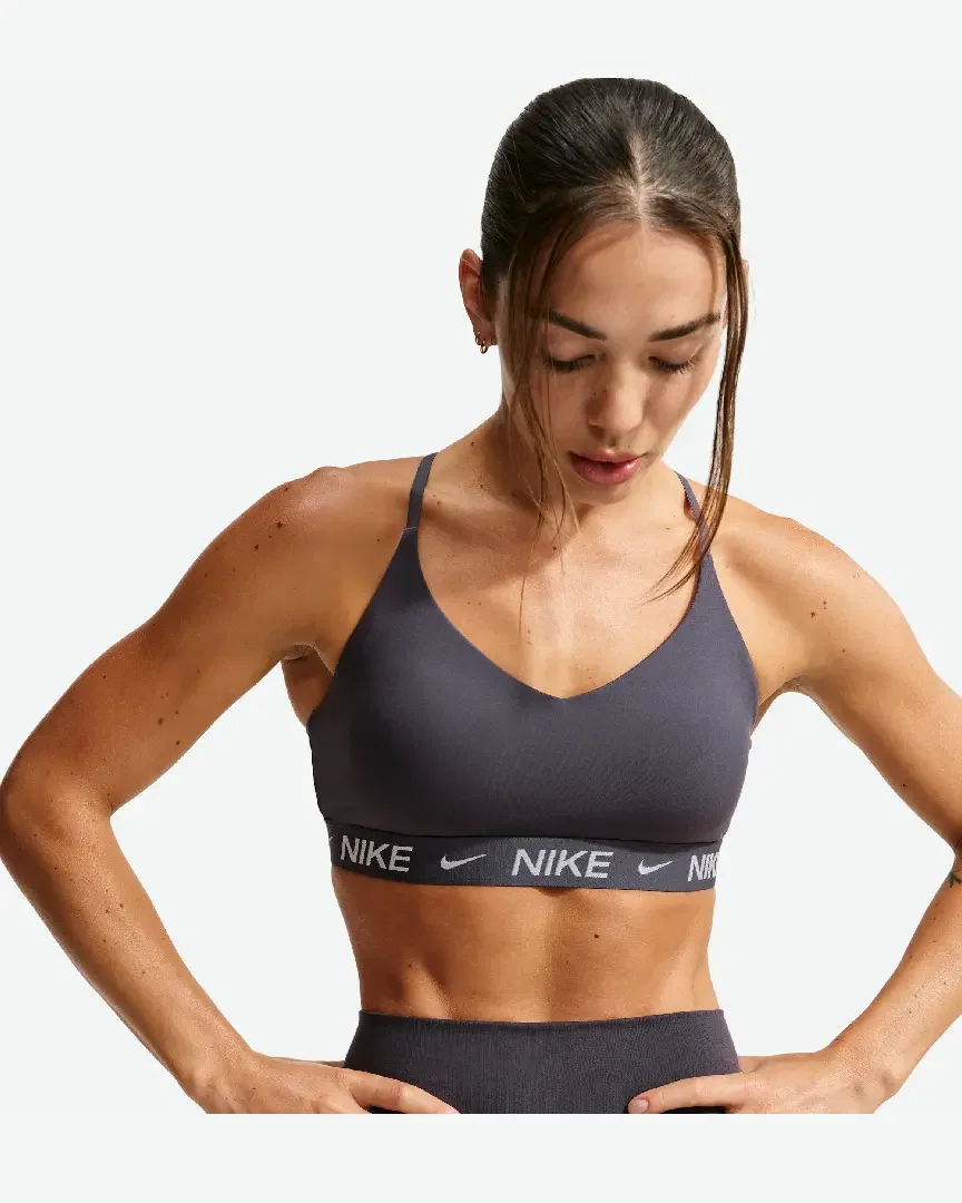 Sostén ajustable acolchado de sujeción ligera Nike Indy W