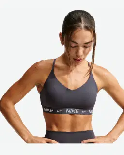 Sostén ajustable acolchado de sujeción ligera Nike Indy Mujer – 1/4