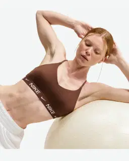 Sostén ajustable acolchado de sujeción ligera Nike Indy Mujer – 3/4