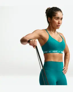 Sostén ajustable acolchado de sujeción ligera Nike Indy Mujer – 3/4