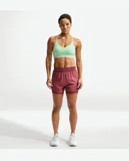 Sostén ajustable acolchado de sujeción ligera Nike Indy Mujer – 4/4