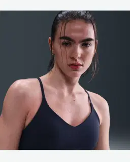 Sostén ajustable acolchado de sujeción ligera Nike Indy Mujer – 1/4