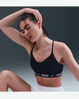 Sostén ajustable acolchado de sujeción ligera Nike Indy Mujer – 3/4