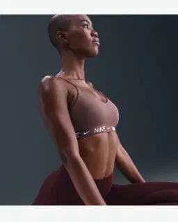 Sostén ajustable acolchado de sujeción ligera Nike Indy Mujer – 3/4