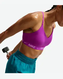 Sostén ajustable acolchado de sujeción ligera Nike Indy Mujer – 3/4