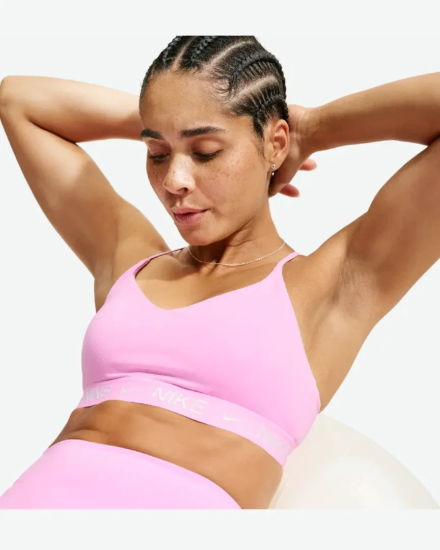Sostén ajustable acolchado de sujeción ligera Nike Indy Mujer