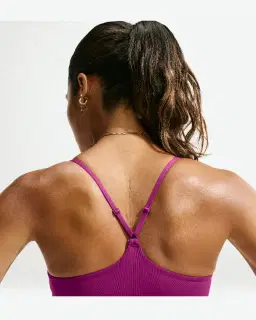 Sostén ajustable acolchado de sujeción ligera Nike Indy Mujer – 2/4