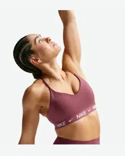 Sostén ajustable acolchado de sujeción ligera Nike Indy Mujer – 3/4