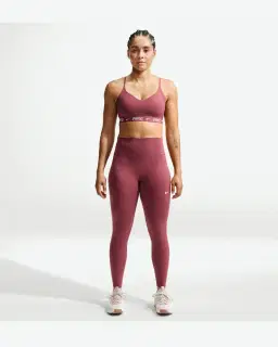 Sostén ajustable acolchado de sujeción ligera Nike Indy Mujer – 4/4
