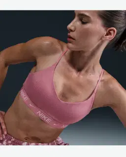 Sostén ajustable acolchado de sujeción ligera Nike Indy Mujer – 1/4