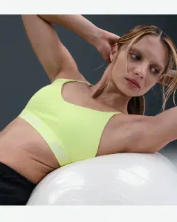Sostén ajustable acolchado de sujeción ligera Nike Indy Mujer – 3/4