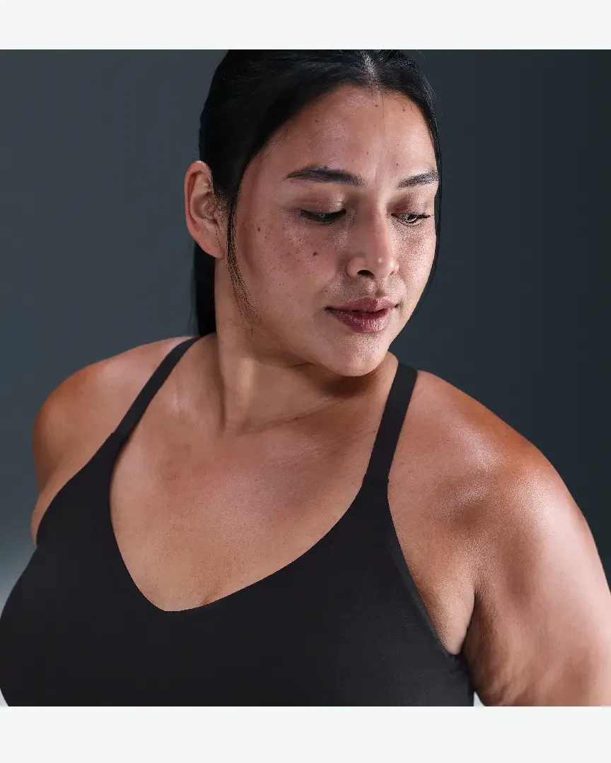 Sostén ajustable acolchado de sujeción ligera Nike Indy W
