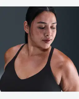 Sostén ajustable acolchado de sujeción ligera Nike Indy Mujer – 1/4