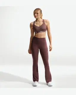 Sujetador ajustable acolchado con soporte superior Nike Indy Mujer – 4/4