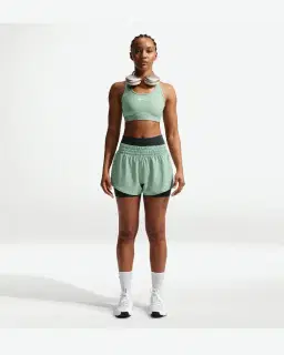 Sujetador acolchado de soporte normal Nike Swoosh Mujer – 4/4