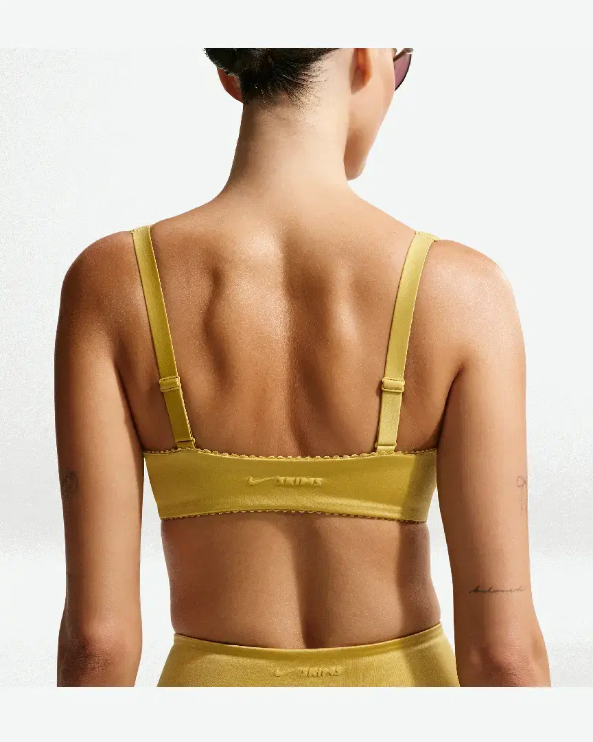 Brassière Rembourrée A Picots Nikeskims Satin Shine W - IV6685-716 (1) au meilleur prix !