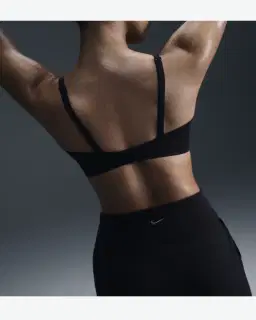 Sujetador acolchado y convertible de soporte ligero Nike Alate Minimalist Mujer – 3/4