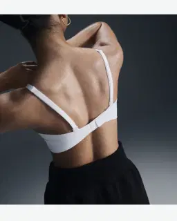 Sujetador acolchado y convertible de soporte ligero Nike Alate Minimalist Mujer – 3/4