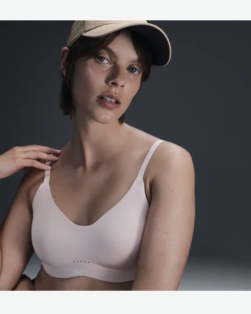 Sujetador acolchado y convertible de soporte ligero Nike Alate Minimalist Mujer