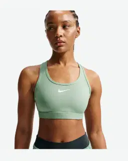 Sujetador acolchado Nike Swoosh de soporte medio Mujer – 1/4