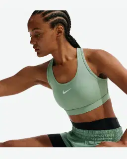 Sujetador acolchado Nike Swoosh de soporte medio Mujer – 3/4