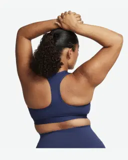 Sujetador acolchado Nike Swoosh de soporte medio Mujer – 3/4