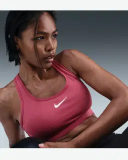 Sujetador acolchado Nike Swoosh de soporte medio Mujer – 3/4