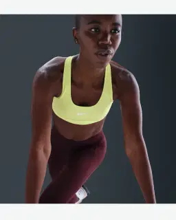 Sujetador acolchado Nike Swoosh de soporte medio Mujer – 3/4