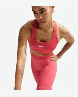 Sujetador acolchado Nike Swoosh de soporte medio Mujer – 3/4