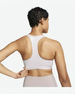 Sujetador acolchado Nike Swoosh de soporte medio Mujer – 3/4