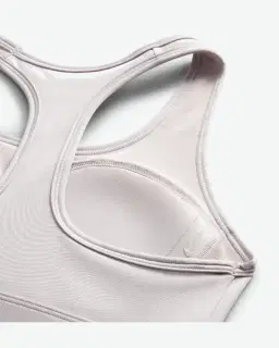 Sujetador acolchado Nike Swoosh de soporte medio Mujer – 4/4