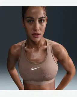 Sujetador acolchado Nike Swoosh de soporte medio Mujer – 1/4