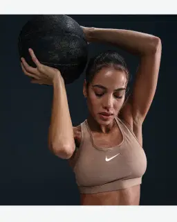 Sujetador acolchado Nike Swoosh de soporte medio Mujer – 3/4