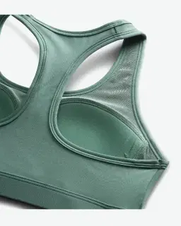 Sujetador acolchado Nike Swoosh de soporte medio Mujer – 4/4