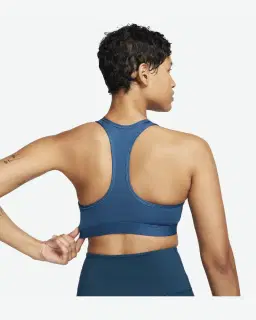 Sujetador acolchado Nike Swoosh de soporte medio Mujer – 3/4