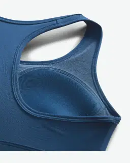 Sujetador acolchado Nike Swoosh de soporte medio Mujer – 4/4