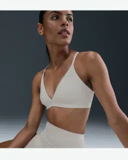 Sujet Triangle Sin Relleno Con Soporte Ligero Nike Form Mujer – 3/4