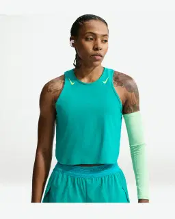 Camiseta sin mangas corta estampada Dri-Fit Adv Nike Aeroswift Mujer – 1/4