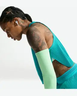 Camiseta sin mangas corta estampada Dri-Fit Adv Nike Aeroswift Mujer – 3/4