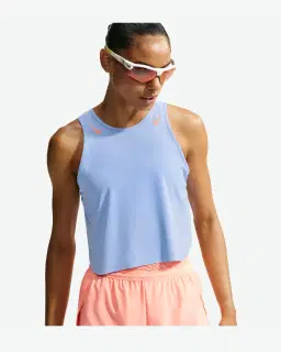 Camiseta sin mangas corta estampada Dri-Fit Adv Nike Aeroswift Mujer – 1/4