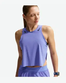 Camiseta sin mangas corta estampada Dri-Fit Adv Nike Aeroswift Mujer – 1/4
