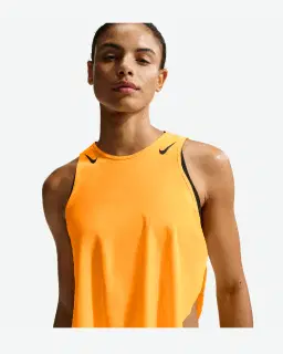 Camiseta sin mangas corta estampada Dri-Fit Adv Nike Aeroswift Mujer – 1/4